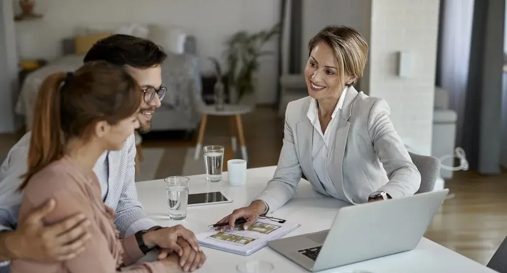 Una pareja consultando el expediente de su reforma