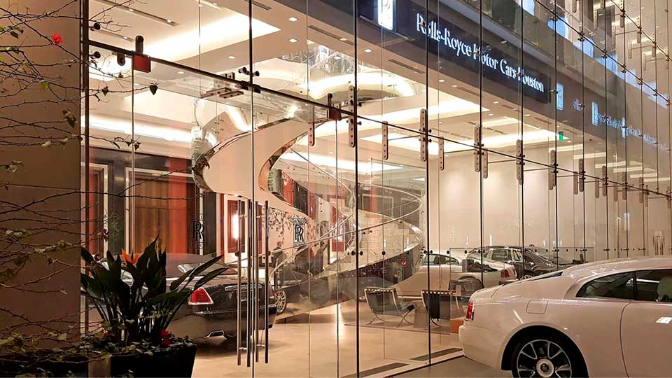 Concesionario de Mercedes benz muy luminoso y de alto estanding